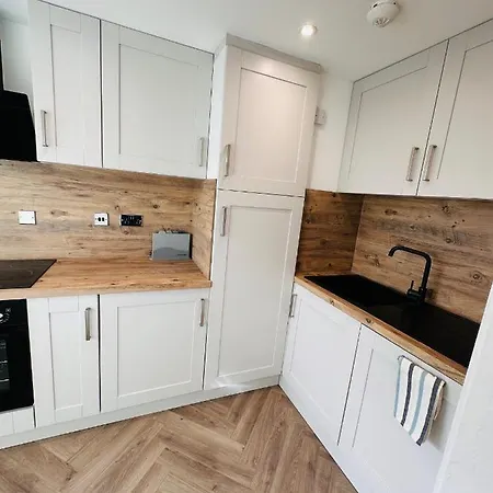 게스트하우스 Private In Modern Shared Apartment, Each With Kitchenette, 버밍엄