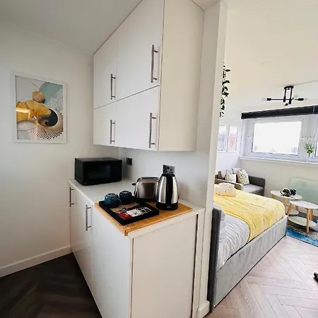 게스트하우스 Private In Modern Shared Apartment, Each With Kitchenette, 버밍엄