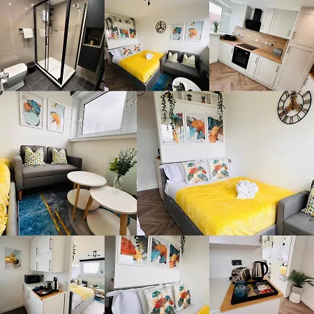 Private In Modern Shared Apartment, Each With Kitchenette, 게스트하우스