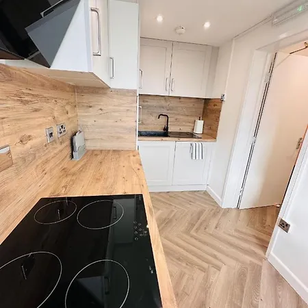 Private In Modern Shared Apartment, Each With Kitchenette, 버밍엄